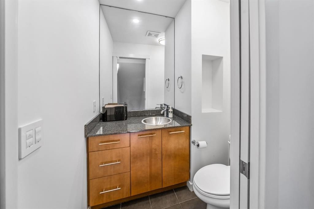 156 9 Street Ne, Calgary, AB - Indoor Photo Showing Bathroom