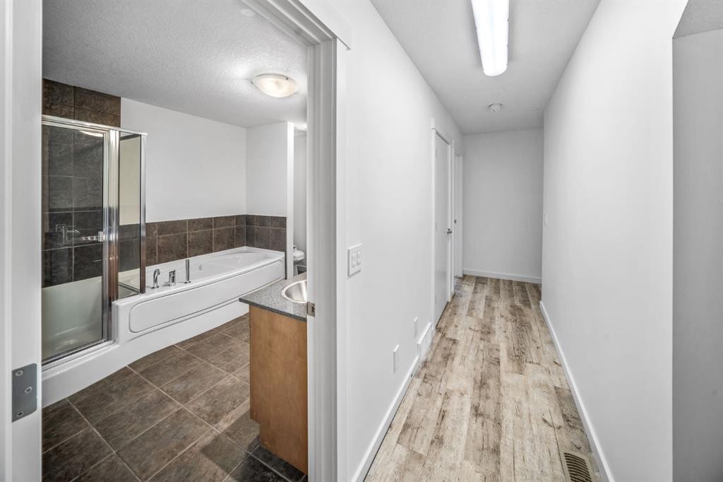 156 9 Street Ne, Calgary, AB - Indoor Photo Showing Bathroom