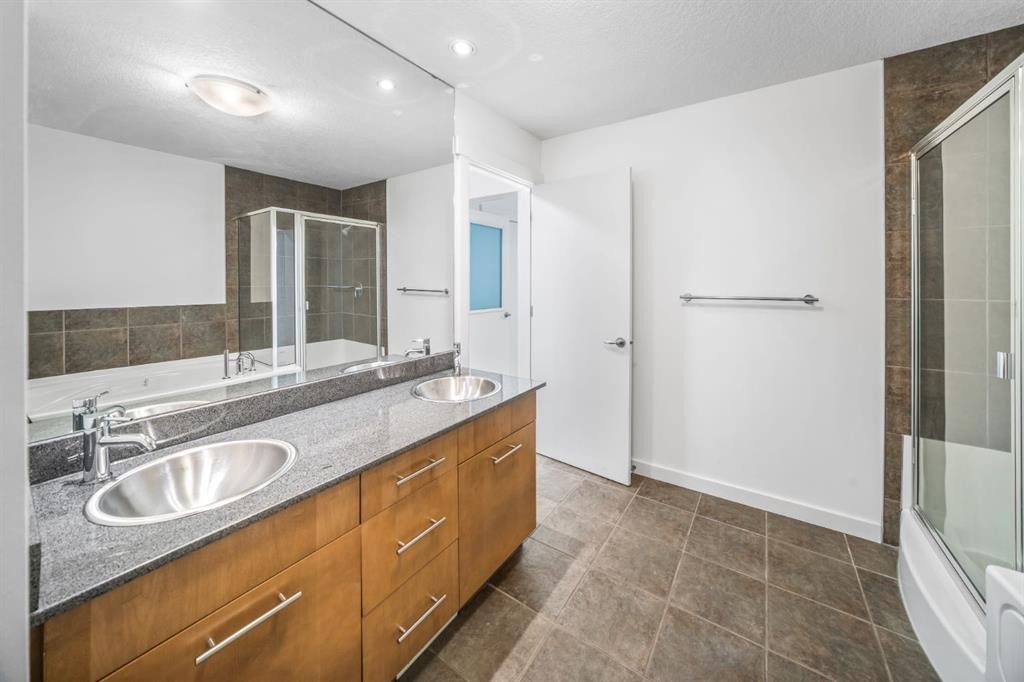 156 9 Street Ne, Calgary, AB - Indoor Photo Showing Bathroom