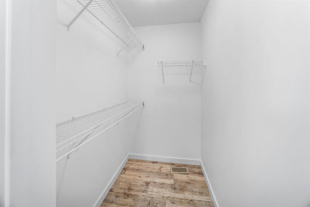 156 9 Street Ne, Calgary, AB - Indoor With Storage