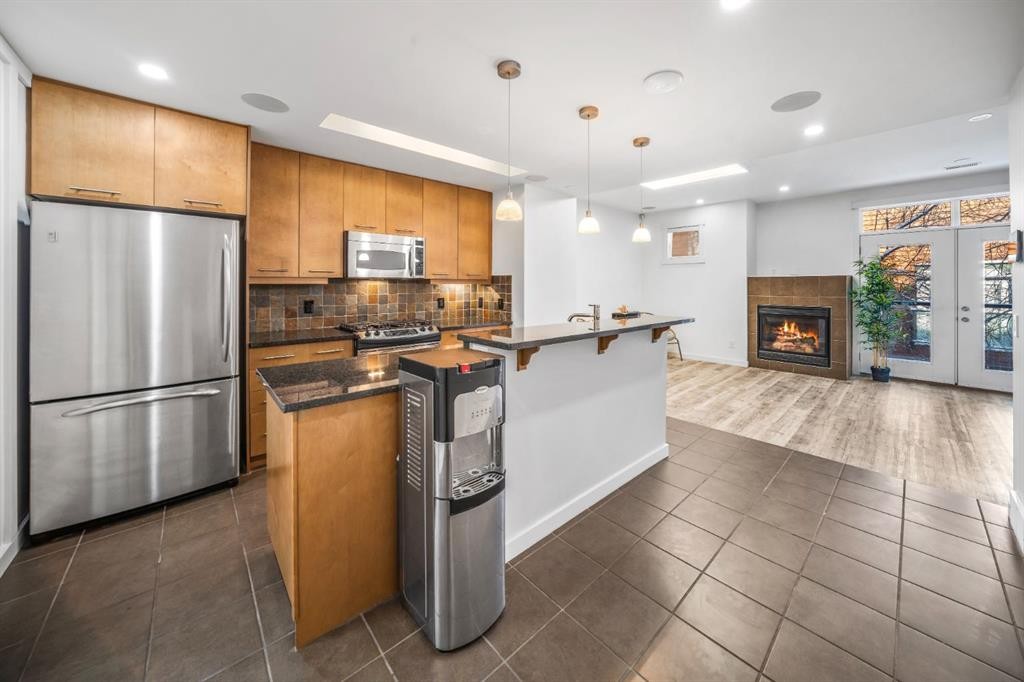 156 9 Street Ne, Calgary, AB - Indoor Photo Showing Kitchen With Upgraded Kitchen