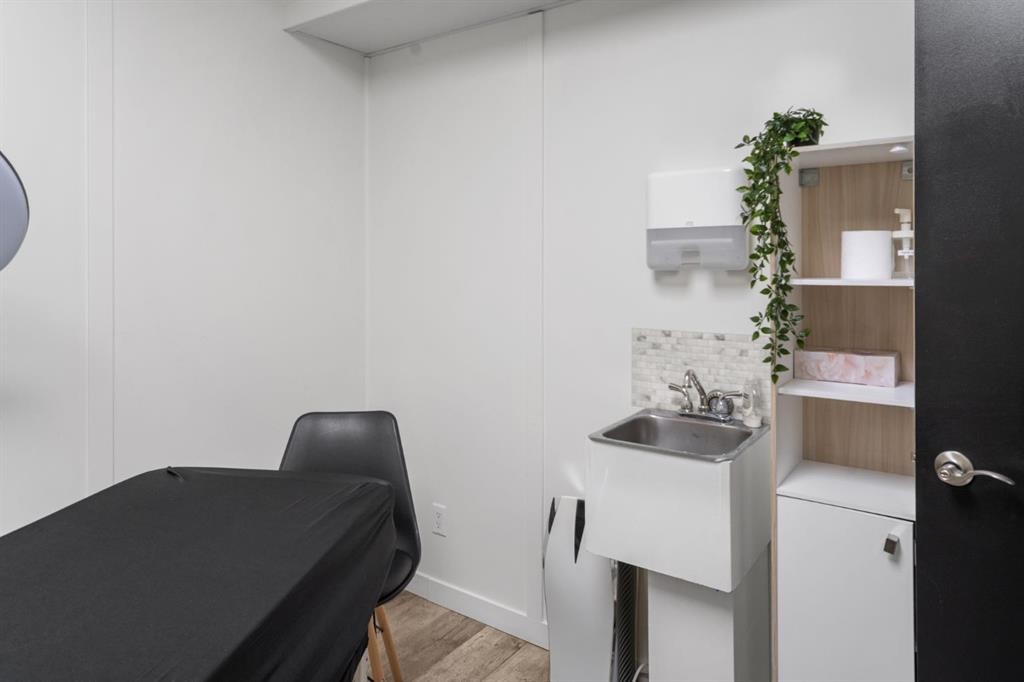 156 9 Street Ne, Calgary, AB - Indoor