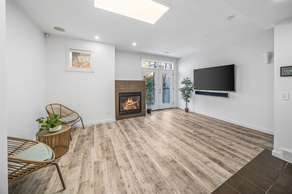 156 9 Street Ne, Calgary, AB - Indoor With Fireplace