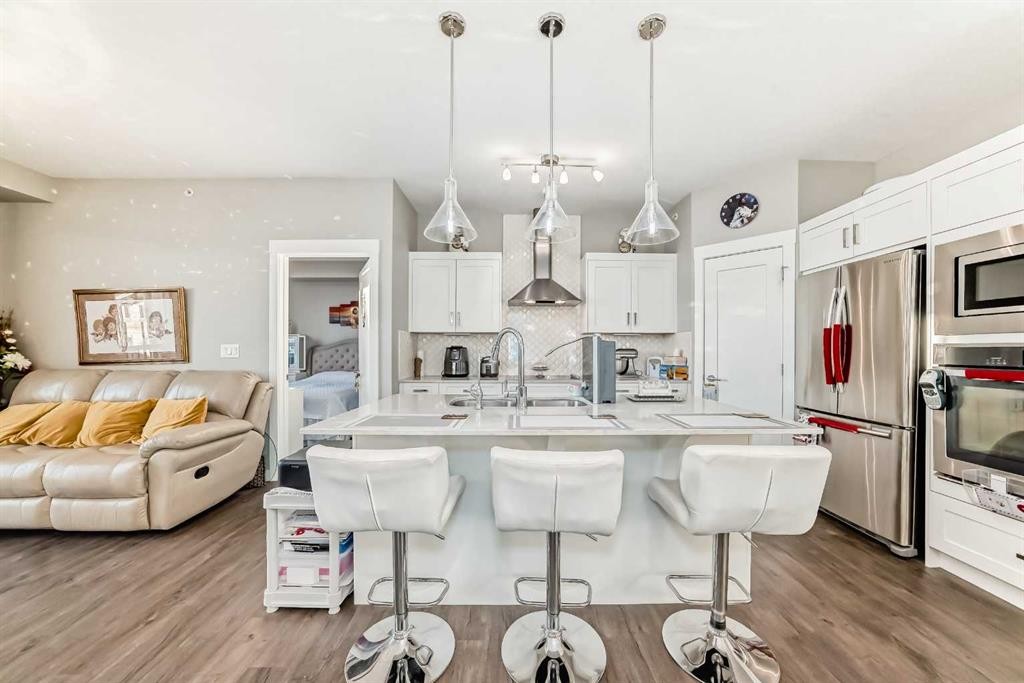 405-10 Walgrove Se, Calgary, AB - Indoor Photo Showing Kitchen With Stainless Steel Kitchen With Upgraded Kitchen