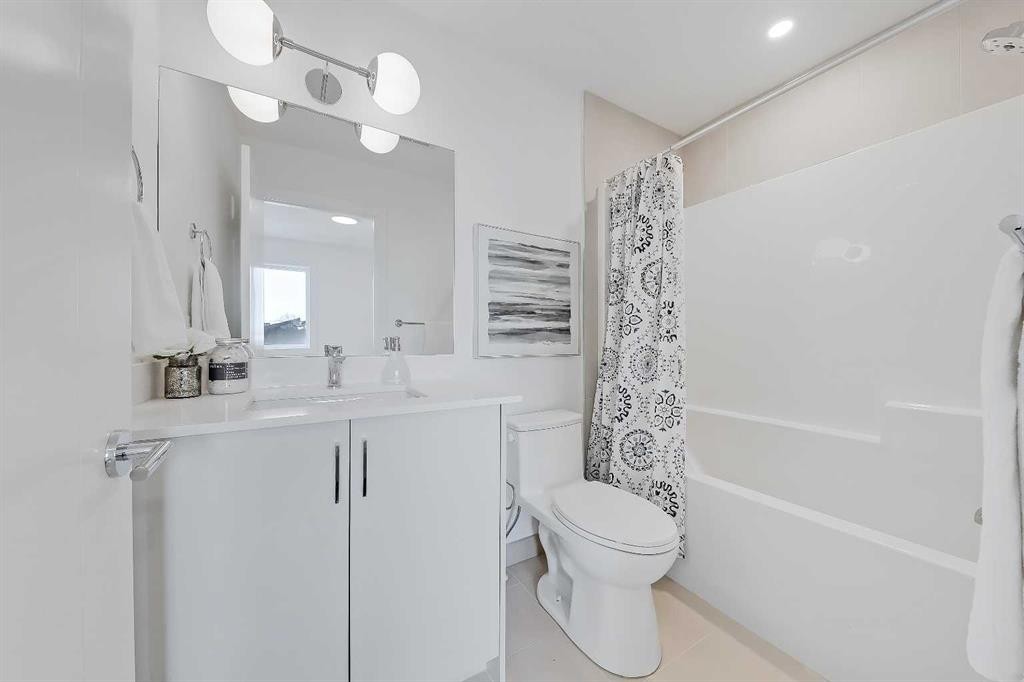 7-828 8 Avenue Ne, Calgary, AB - Indoor Photo Showing Bathroom