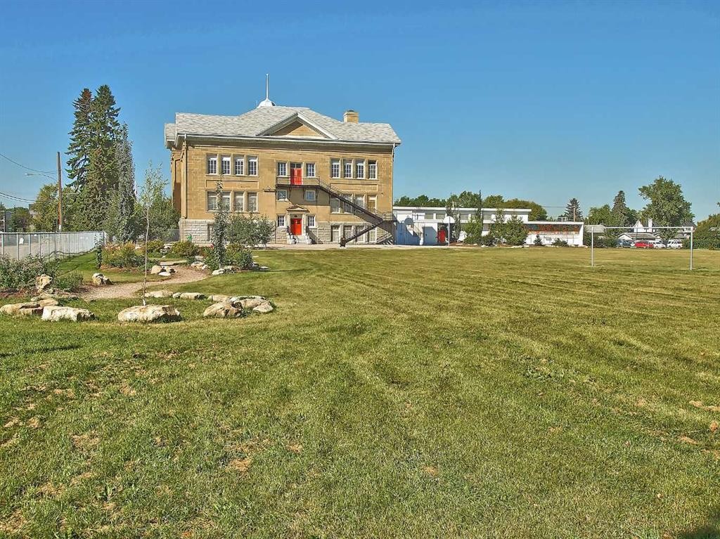 7-828 8 Avenue Ne, Calgary, AB - Outdoor