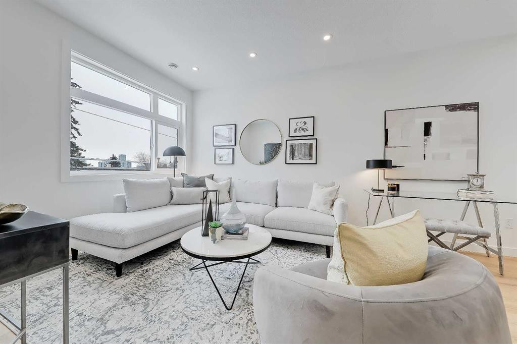7-828 8 Avenue Ne, Calgary, AB - Indoor Photo Showing Living Room