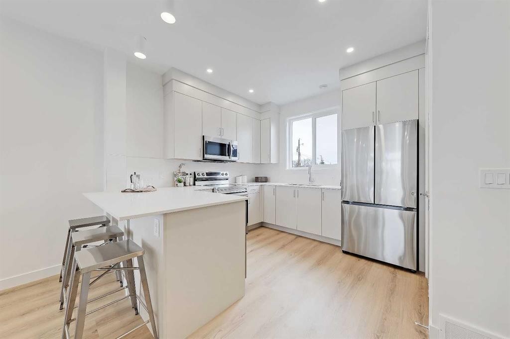 7-828 8 Avenue Ne, Calgary, AB - Indoor Photo Showing Kitchen With Stainless Steel Kitchen With Upgraded Kitchen