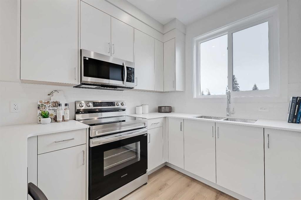 7-828 8 Avenue Ne, Calgary, AB - Indoor Photo Showing Kitchen