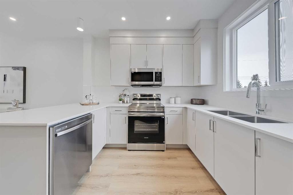 7-828 8 Avenue Ne, Calgary, AB - Indoor Photo Showing Kitchen With Double Sink