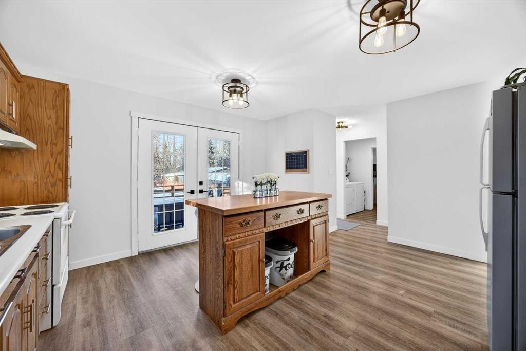 7103 Bow Crescent Nw, Calgary, AB - Indoor Photo Showing Kitchen