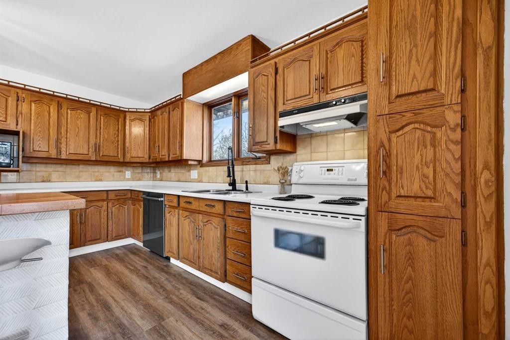 7103 Bow Crescent Nw, Calgary, AB - Indoor Photo Showing Kitchen