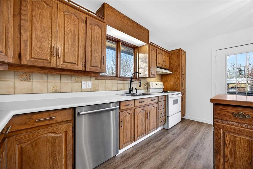 7103 Bow Crescent Nw, Calgary, AB - Indoor Photo Showing Kitchen With Double Sink