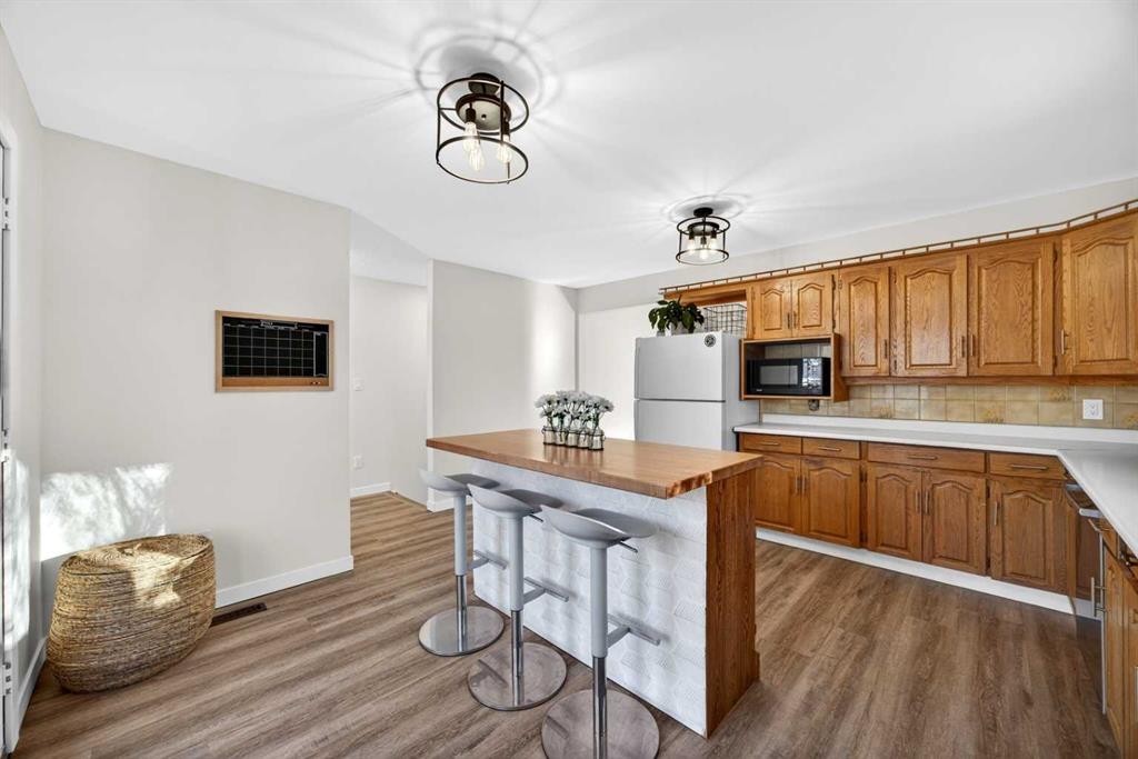 7103 Bow Crescent Nw, Calgary, AB - Indoor Photo Showing Kitchen