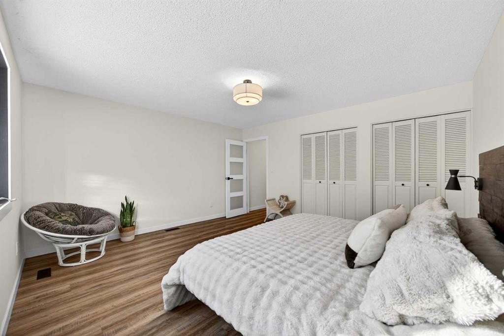 7103 Bow Crescent Nw, Calgary, AB - Indoor Photo Showing Bedroom