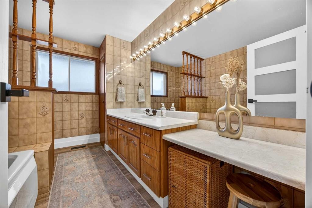 7103 Bow Crescent Nw, Calgary, AB - Indoor Photo Showing Bathroom