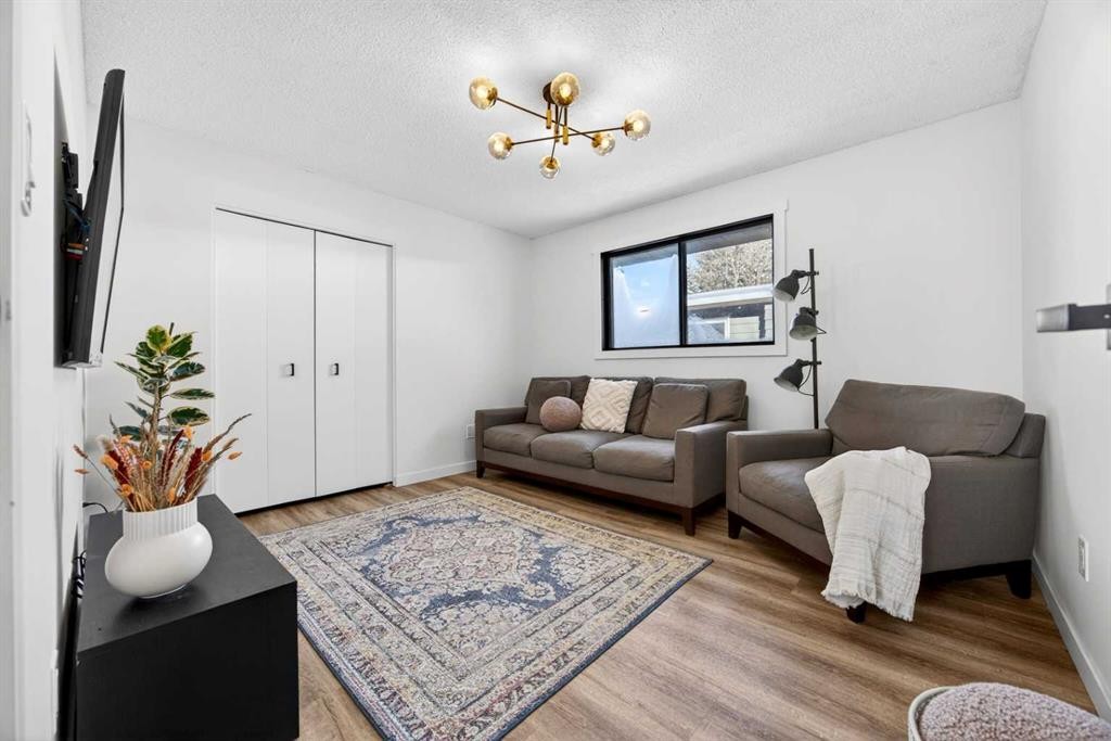7103 Bow Crescent Nw, Calgary, AB - Indoor Photo Showing Living Room