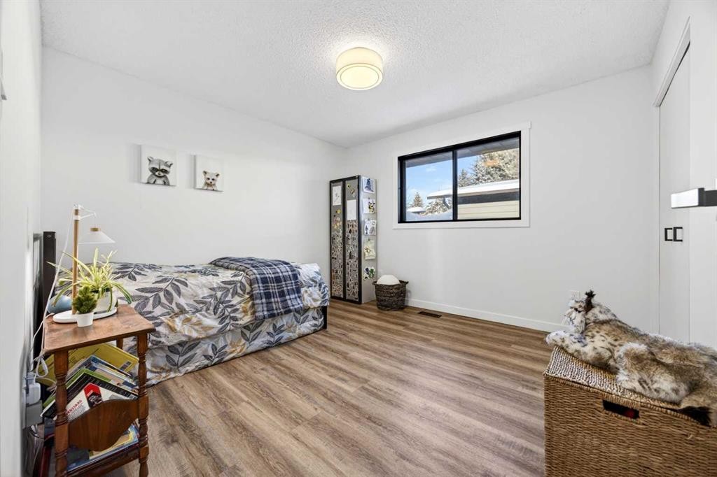 7103 Bow Crescent Nw, Calgary, AB - Indoor Photo Showing Bedroom