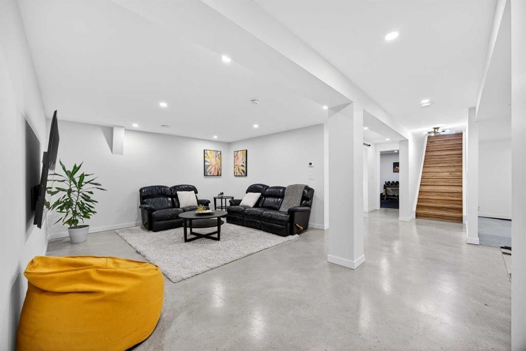 7103 Bow Crescent Nw, Calgary, AB - Indoor