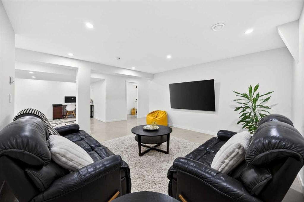 7103 Bow Crescent Nw, Calgary, AB - Indoor Photo Showing Other Room