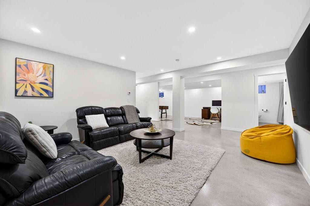 7103 Bow Crescent Nw, Calgary, AB - Indoor