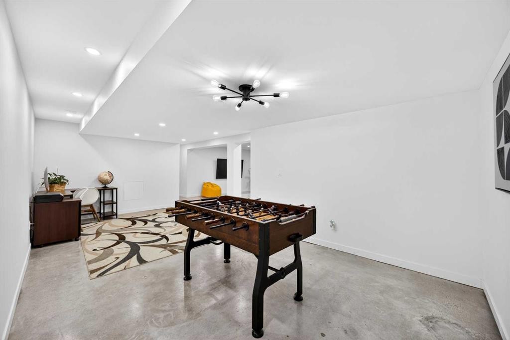 7103 Bow Crescent Nw, Calgary, AB - Indoor Photo Showing Other Room