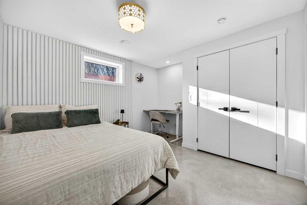 7103 Bow Crescent Nw, Calgary, AB - Indoor Photo Showing Bedroom