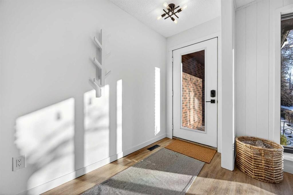 7103 Bow Crescent Nw, Calgary, AB - Indoor Photo Showing Other Room