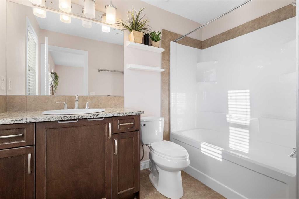 529 Saddlelake Drive Ne, Calgary, AB - Indoor Photo Showing Bathroom