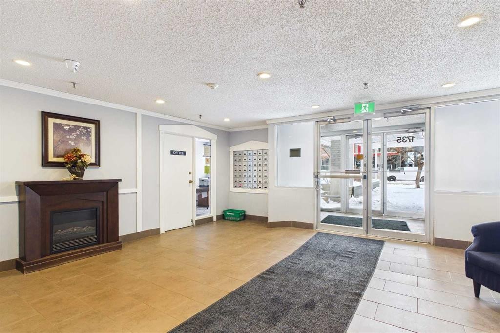 313-1735 11 Avenue Sw, Calgary, AB - Indoor With Fireplace
