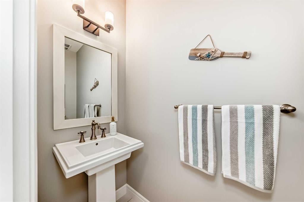 35 Mahogany Crescent Se, Calgary, AB - Indoor Photo Showing Bathroom