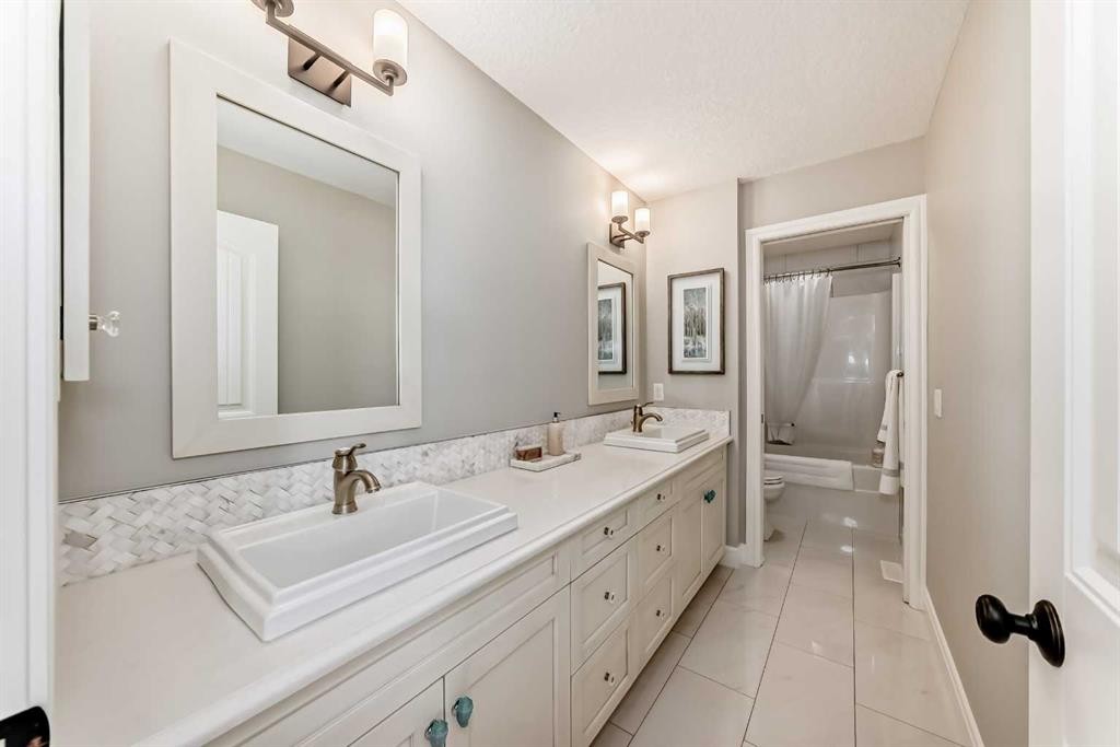 35 Mahogany Crescent Se, Calgary, AB - Indoor Photo Showing Bathroom