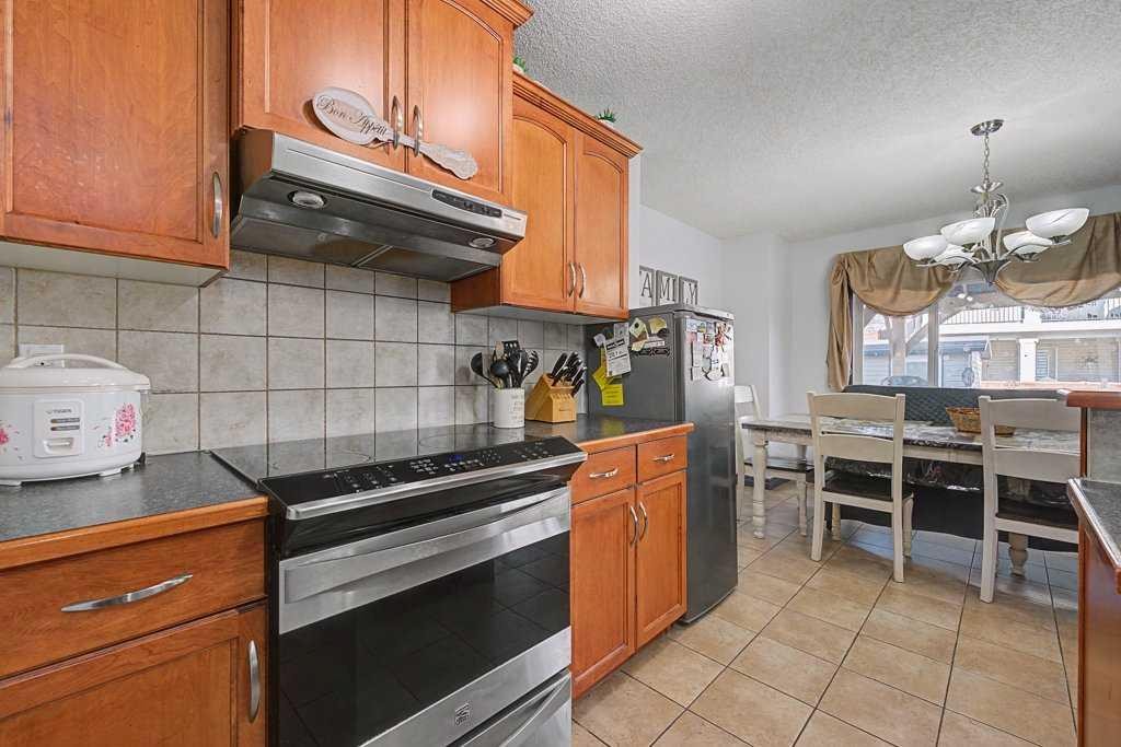 284 Hawkmere View, Chestermere, AB - Indoor Photo Showing Kitchen