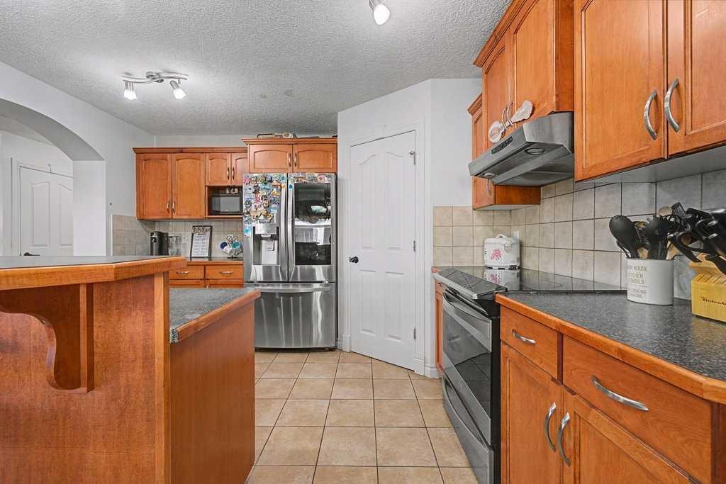 284 Hawkmere View, Chestermere, AB - Indoor Photo Showing Kitchen