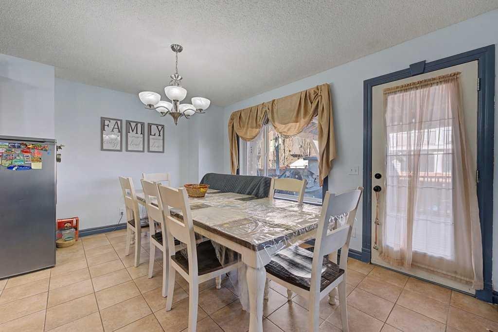 284 Hawkmere View, Chestermere, AB - Indoor Photo Showing Dining Room