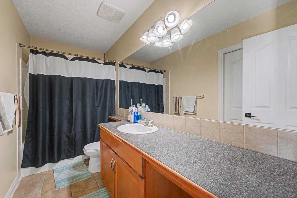 284 Hawkmere View, Chestermere, AB - Indoor Photo Showing Bathroom