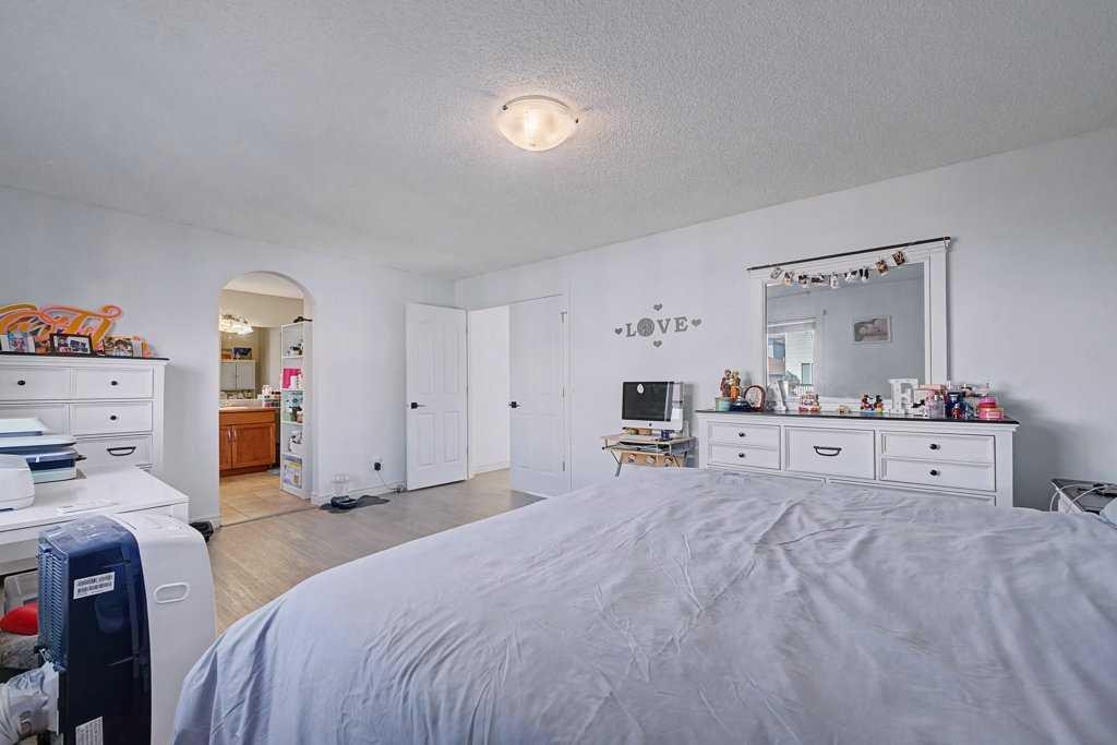 284 Hawkmere View, Chestermere, AB - Indoor Photo Showing Bedroom