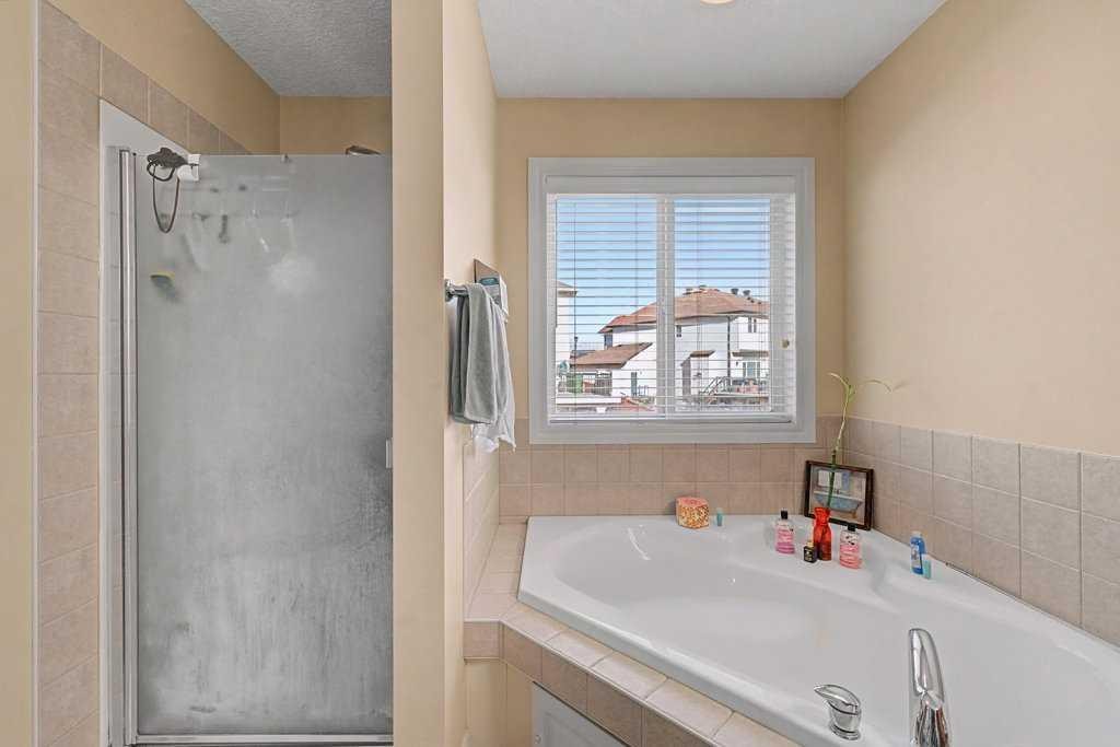 284 Hawkmere View, Chestermere, AB - Indoor Photo Showing Bathroom
