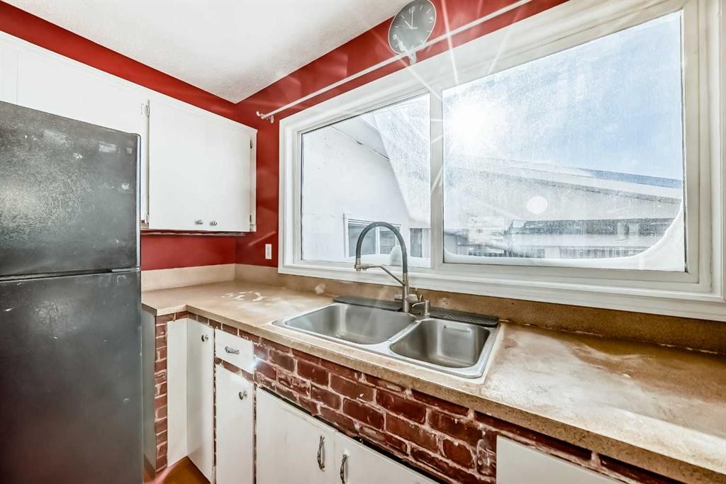 172 Pinehill Road Ne, Calgary, AB - Indoor Photo Showing Kitchen With Double Sink