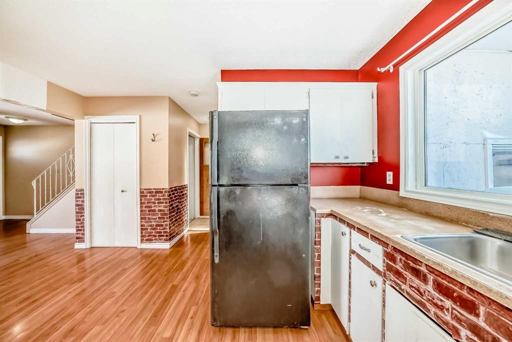 172 Pinehill Road Ne, Calgary, AB - Indoor Photo Showing Kitchen