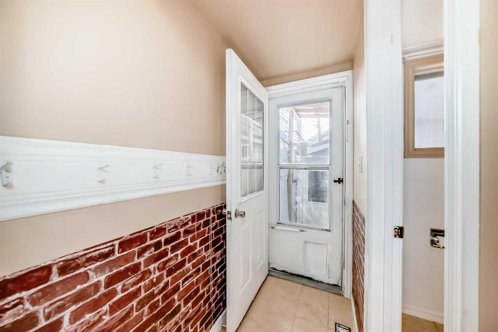 172 Pinehill Road Ne, Calgary, AB - Indoor Photo Showing Other Room