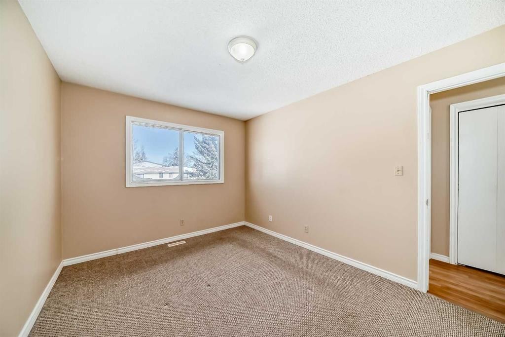 172 Pinehill Road Ne, Calgary, AB - Indoor Photo Showing Other Room