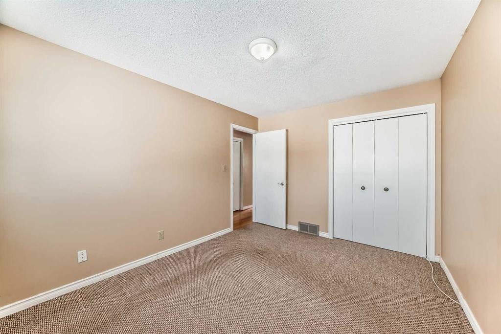 172 Pinehill Road Ne, Calgary, AB - Indoor Photo Showing Other Room