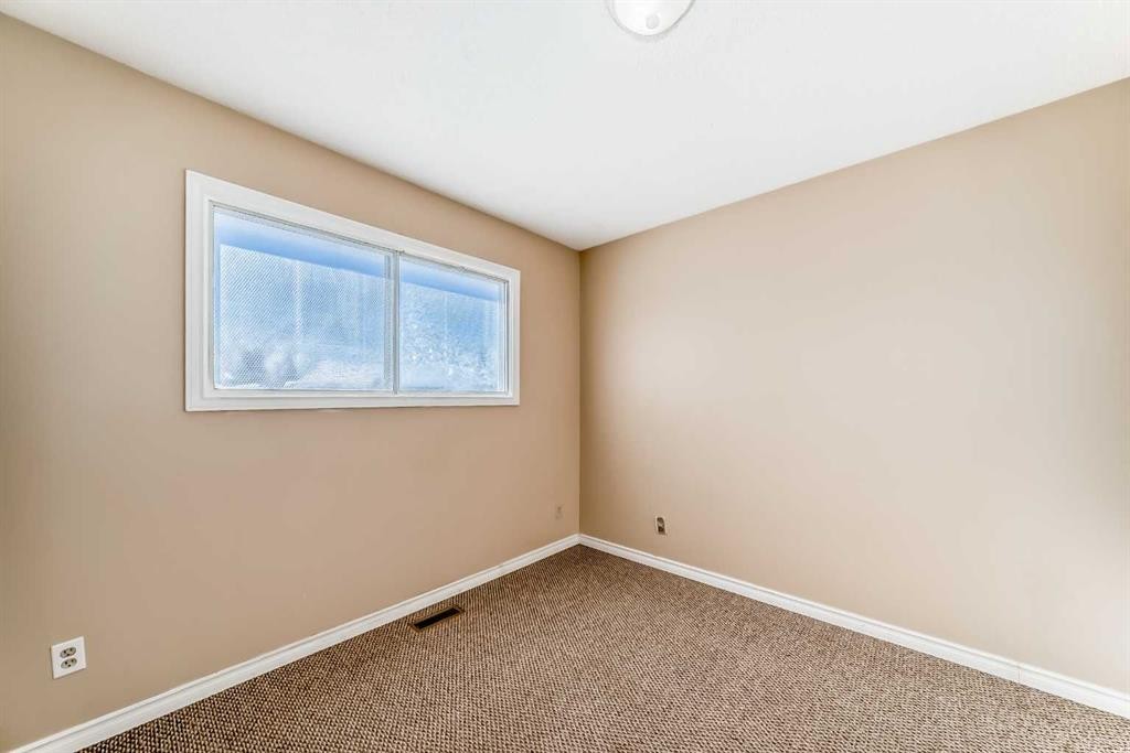 172 Pinehill Road Ne, Calgary, AB - Indoor Photo Showing Other Room