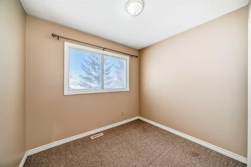 172 Pinehill Road Ne, Calgary, AB - Indoor Photo Showing Other Room