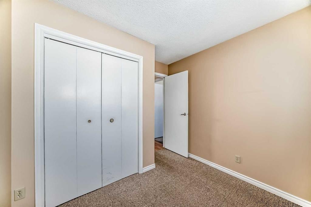 172 Pinehill Road Ne, Calgary, AB - Indoor Photo Showing Other Room