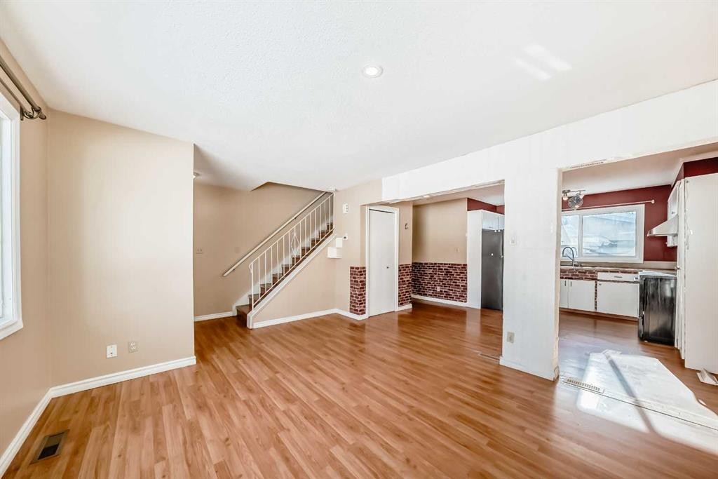 172 Pinehill Road Ne, Calgary, AB - Indoor Photo Showing Other Room