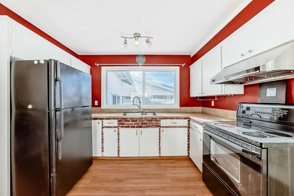 172 Pinehill Road Ne, Calgary, AB - Indoor Photo Showing Kitchen With Double Sink