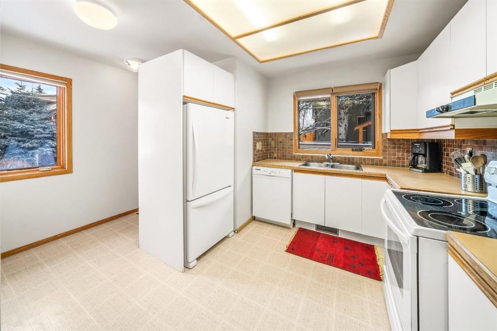 8-838 3Rd Street, Canmore, AB - Indoor Photo Showing Kitchen With Double Sink