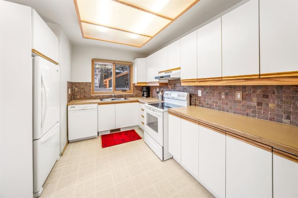 8-838 3Rd Street, Canmore, AB - Indoor Photo Showing Kitchen With Double Sink